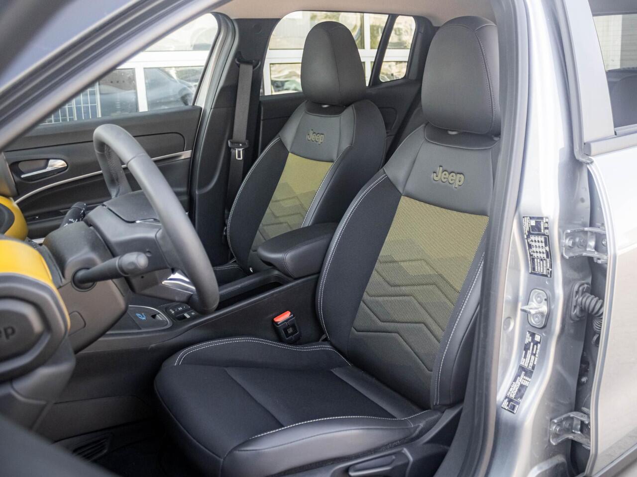 Jeep Avenger 1st Edition 54 kWh | 17% Bijtelling | Clima | Cruise | Adapt. Camera | Apple Carplay | BSM | 18" | Keyless | Winter Pack