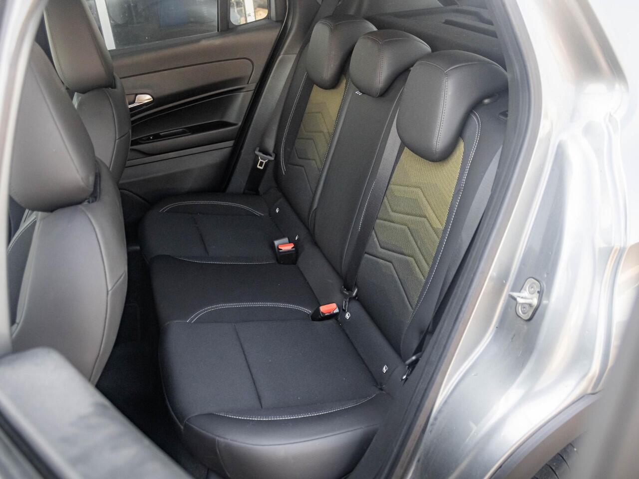 Jeep Avenger 1st Edition 54 kWh | 17% Bijtelling | Clima | Cruise | Adapt. Camera | Apple Carplay | BSM | 18" | Keyless | Winter Pack