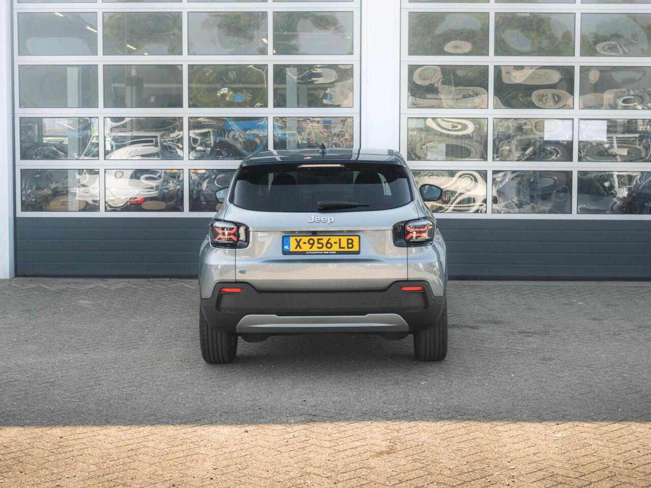 Jeep Avenger 1st Edition 54 kWh | 17% Bijtelling | Clima | Cruise | Adapt. Camera | Apple Carplay | BSM | 18" | Keyless | Winter Pack