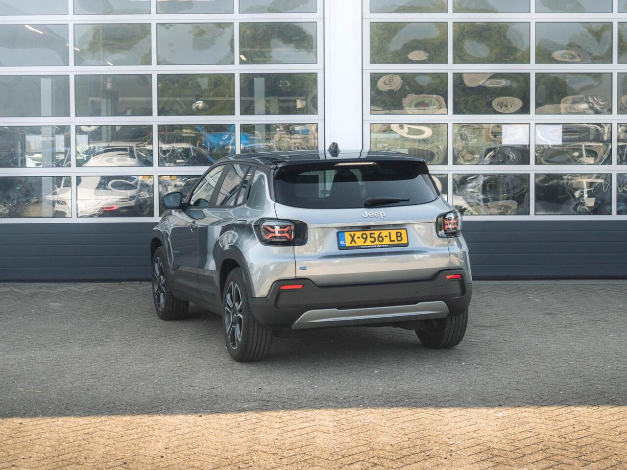 Jeep Avenger 1st Edition 54 kWh | 17% Bijtelling | Clima | Cruise | Adapt. Camera | Apple Carplay | BSM | 18" | Keyless | Winter Pack