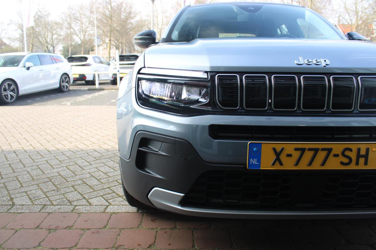Jeep Avenger ALTITUDE 156PK 54 kWh | 3-FASE | ELEKTRISCH BEDIENBARE ACHTERKLEP | ACHTERUITRIJ CAMERA | NAVIGATIE | DRAADLOZE APPLE CARPLAY/ANDROID AUTO | ALL SEASON BANDEN | LICHTMETALEN VELGEN 17" | ADAPTIVE CRUISE CONTROL | DAB+ RADIO | DRAADLOZE TELEFOONLADER | KEY
