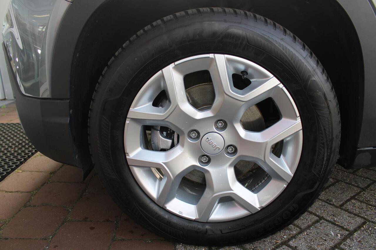 Jeep Avenger ALTITUDE 156PK 54 kWh | 3-FASE | ELEKTRISCH BEDIENBARE ACHTERKLEP | ACHTERUITRIJ CAMERA | NAVIGATIE | DRAADLOZE APPLE CARPLAY/ANDROID AUTO | ALL SEASON BANDEN | LICHTMETALEN VELGEN 17" | ADAPTIVE CRUISE CONTROL | DAB+ RADIO | DRAADLOZE TELEFOONLADER | KEY