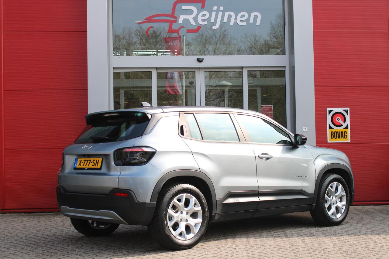 Jeep Avenger ALTITUDE 156PK 54 kWh | 3-FASE | ELEKTRISCH BEDIENBARE ACHTERKLEP | ACHTERUITRIJ CAMERA | NAVIGATIE | DRAADLOZE APPLE CARPLAY/ANDROID AUTO | ALL SEASON BANDEN | LICHTMETALEN VELGEN 17" | ADAPTIVE CRUISE CONTROL | DAB+ RADIO | DRAADLOZE TELEFOONLADER | KEY