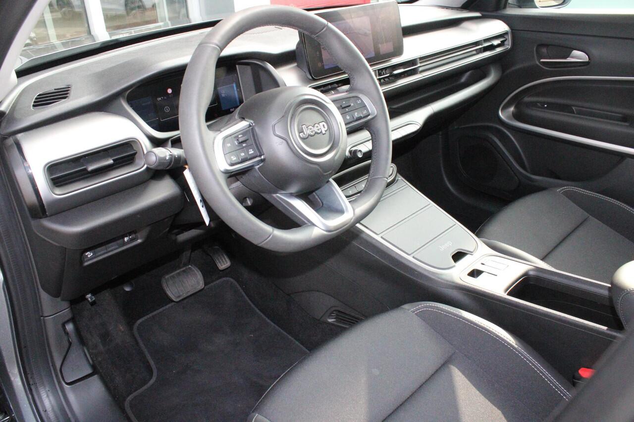 Jeep Avenger ALTITUDE 156PK 54 kWh | 3-FASE | ELEKTRISCH BEDIENBARE ACHTERKLEP | ACHTERUITRIJ CAMERA | NAVIGATIE | DRAADLOZE APPLE CARPLAY/ANDROID AUTO | ALL SEASON BANDEN | LICHTMETALEN VELGEN 17" | ADAPTIVE CRUISE CONTROL | DAB+ RADIO | DRAADLOZE TELEFOONLADER | KEY