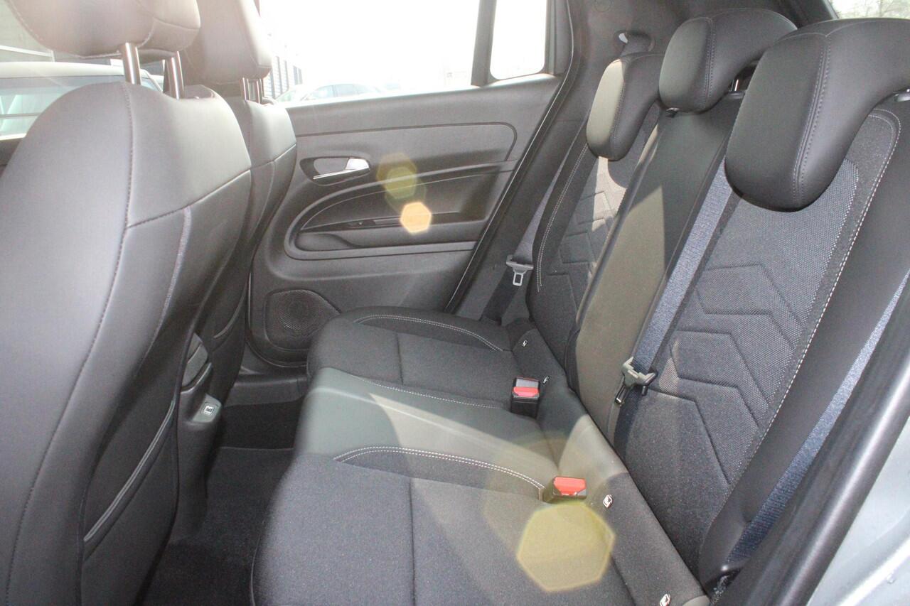 Jeep Avenger ALTITUDE 156PK 54 kWh | 3-FASE | ELEKTRISCH BEDIENBARE ACHTERKLEP | ACHTERUITRIJ CAMERA | NAVIGATIE | DRAADLOZE APPLE CARPLAY/ANDROID AUTO | ALL SEASON BANDEN | LICHTMETALEN VELGEN 17" | ADAPTIVE CRUISE CONTROL | DAB+ RADIO | DRAADLOZE TELEFOONLADER | KEY