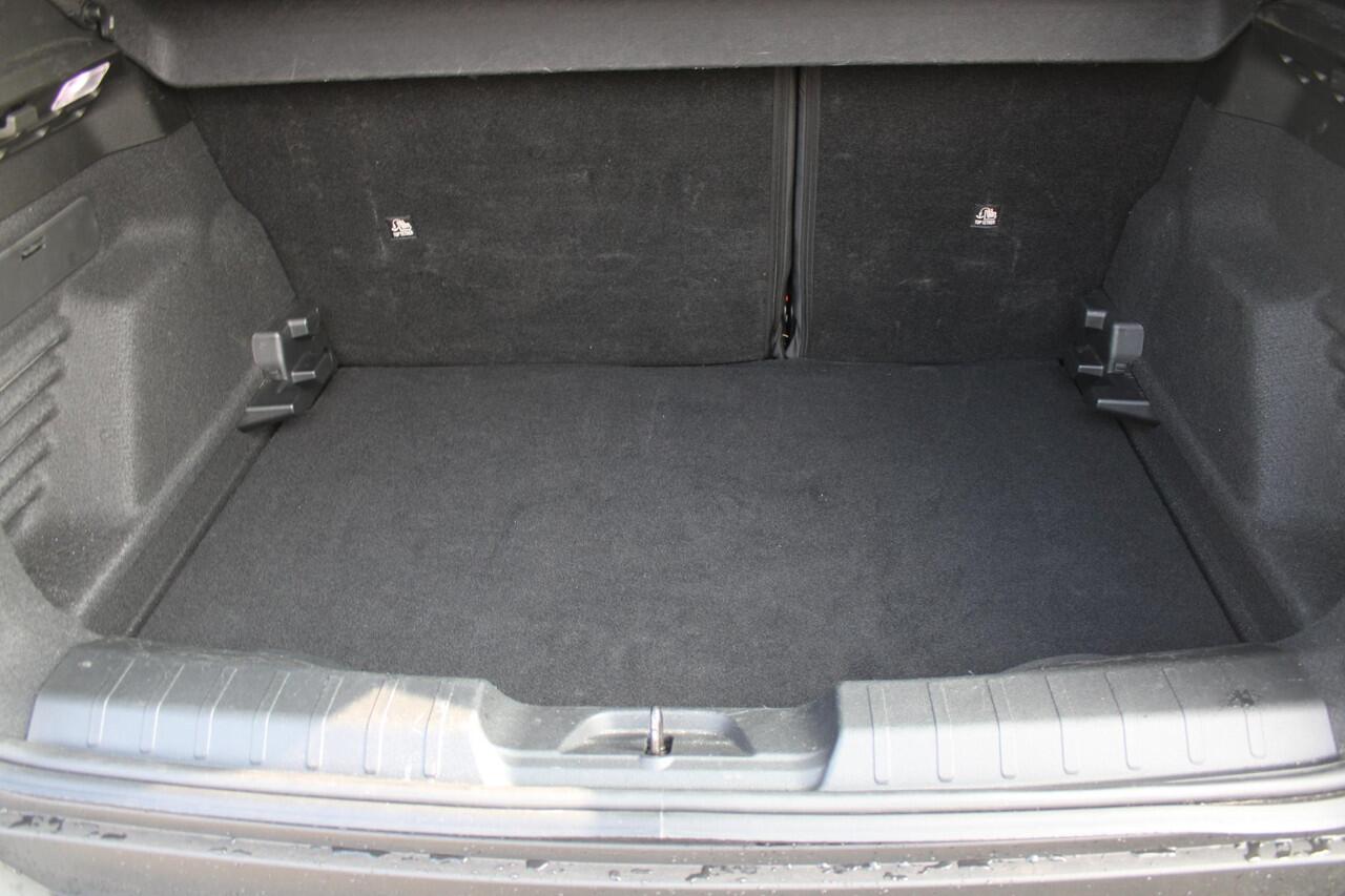 Jeep Avenger ALTITUDE 156PK 54 kWh | 3-FASE | ELEKTRISCH BEDIENBARE ACHTERKLEP | ACHTERUITRIJ CAMERA | NAVIGATIE | DRAADLOZE APPLE CARPLAY/ANDROID AUTO | ALL SEASON BANDEN | LICHTMETALEN VELGEN 17" | ADAPTIVE CRUISE CONTROL | DAB+ RADIO | DRAADLOZE TELEFOONLADER | KEY