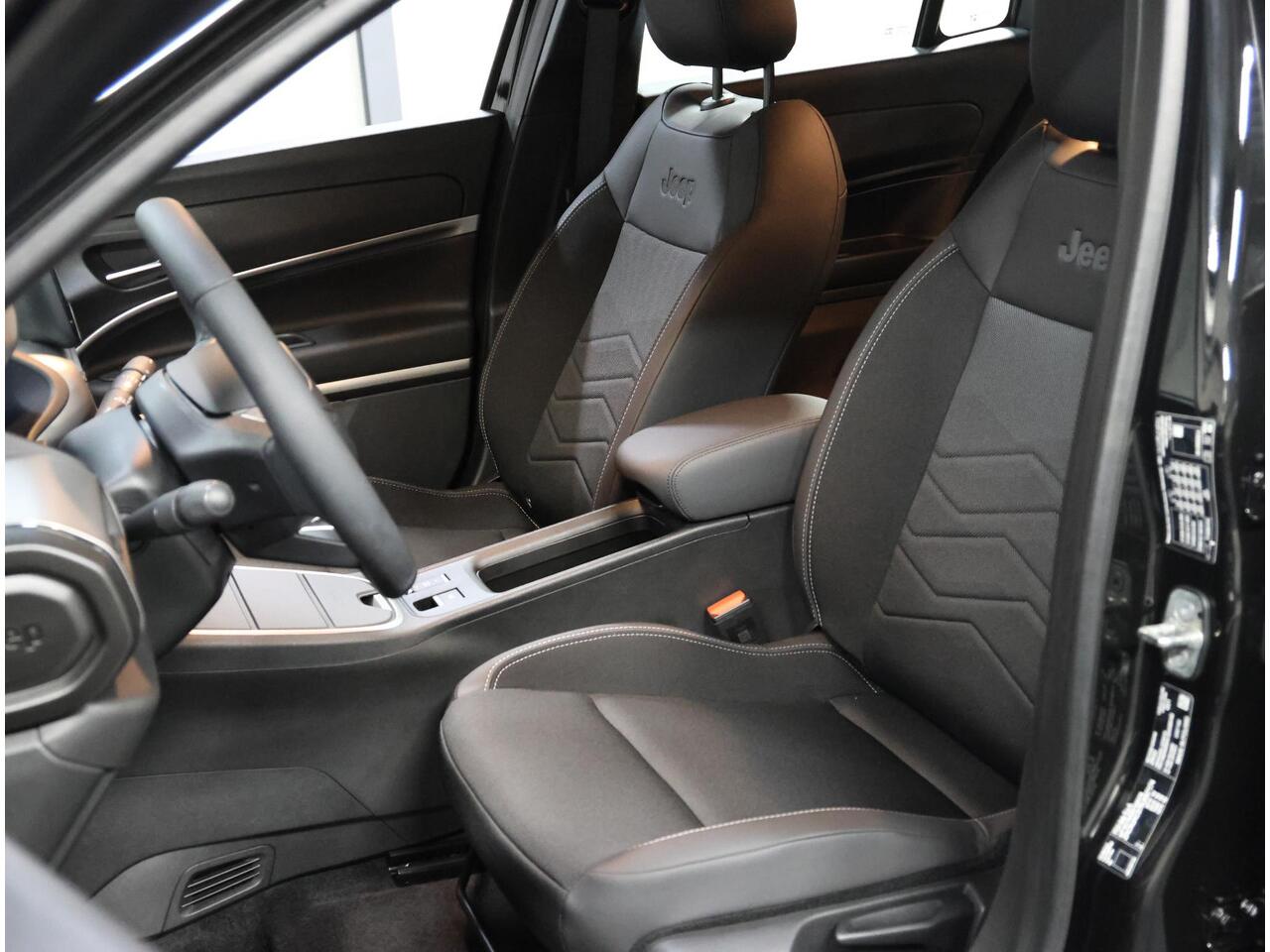 Jeep Avenger Altitude 54 kWh 156PK | 1ste eigenaar | ACCURAPPORT | AppleCarPlay/AndroidAuto | Climate Control | Adaptive Cruise Control | Camera | FULL LED | Navigatie | LMV | Parkeersensoren | Isofix |