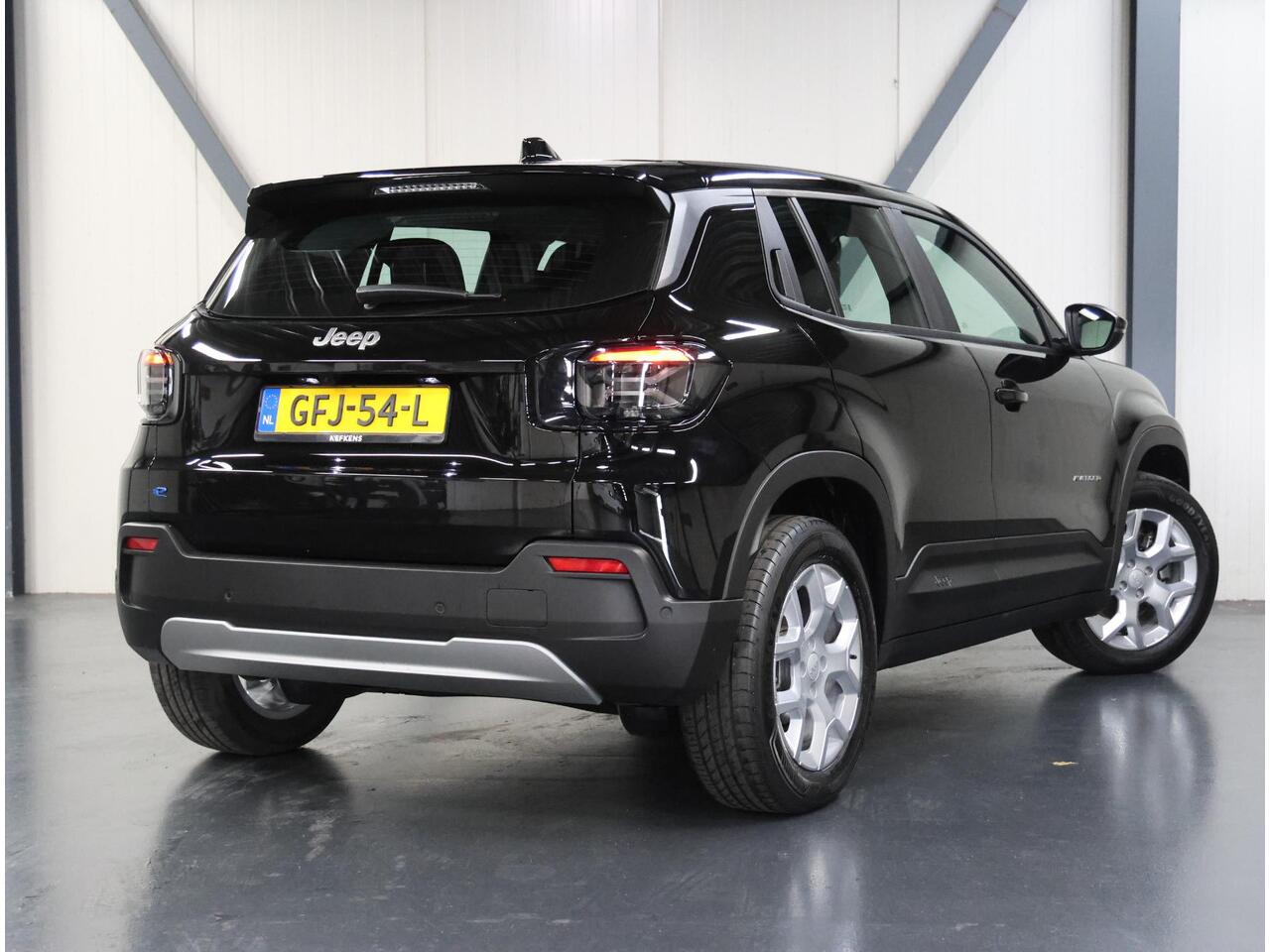 Jeep Avenger Altitude 54 kWh 156PK | 1ste eigenaar | ACCURAPPORT | AppleCarPlay/AndroidAuto | Climate Control | Adaptive Cruise Control | Camera | FULL LED | Navigatie | LMV | Parkeersensoren | Isofix |