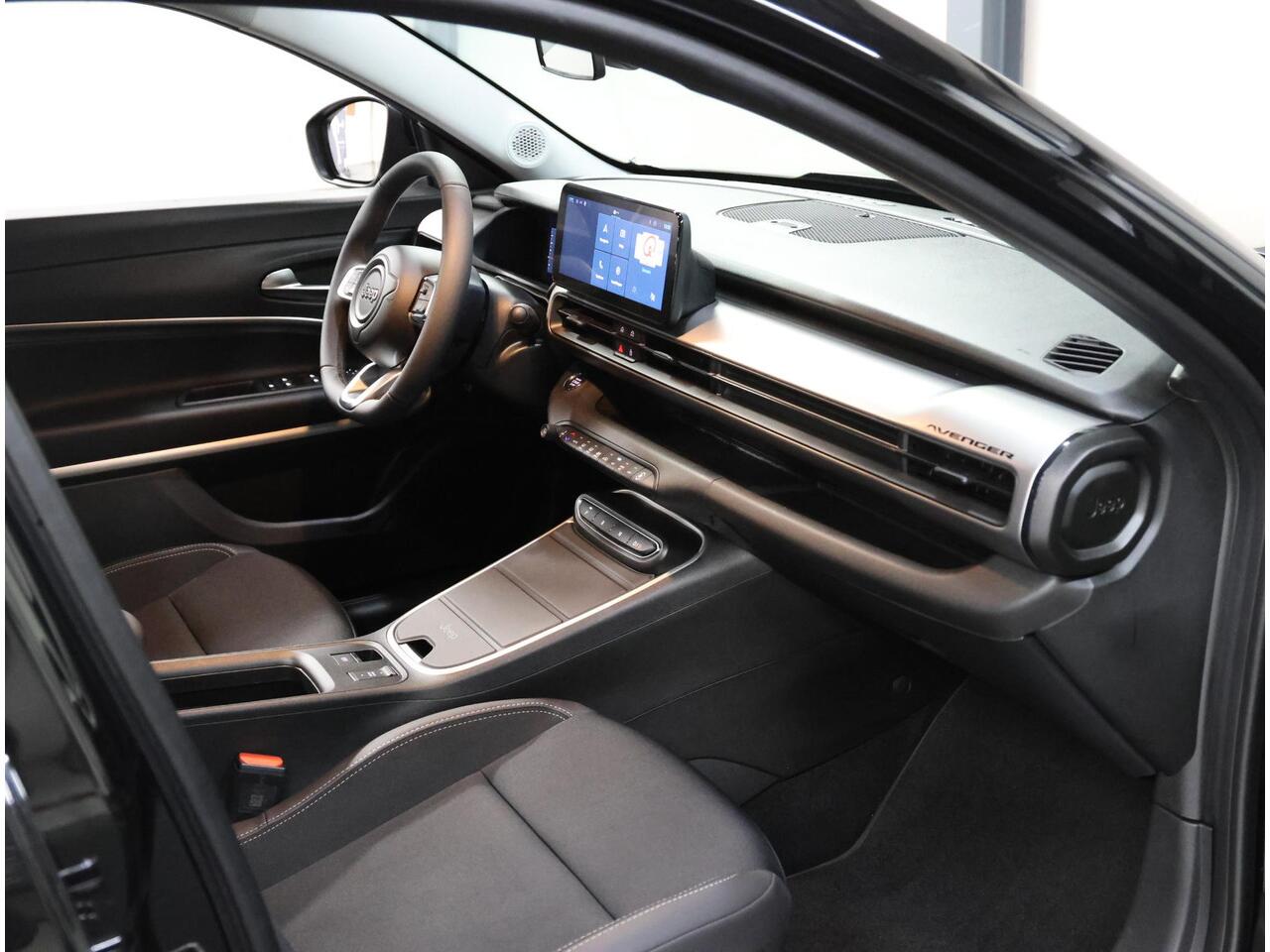 Jeep Avenger Altitude 54 kWh 156PK | 1ste eigenaar | ACCURAPPORT | AppleCarPlay/AndroidAuto | Climate Control | Adaptive Cruise Control | Camera | FULL LED | Navigatie | LMV | Parkeersensoren | Isofix |