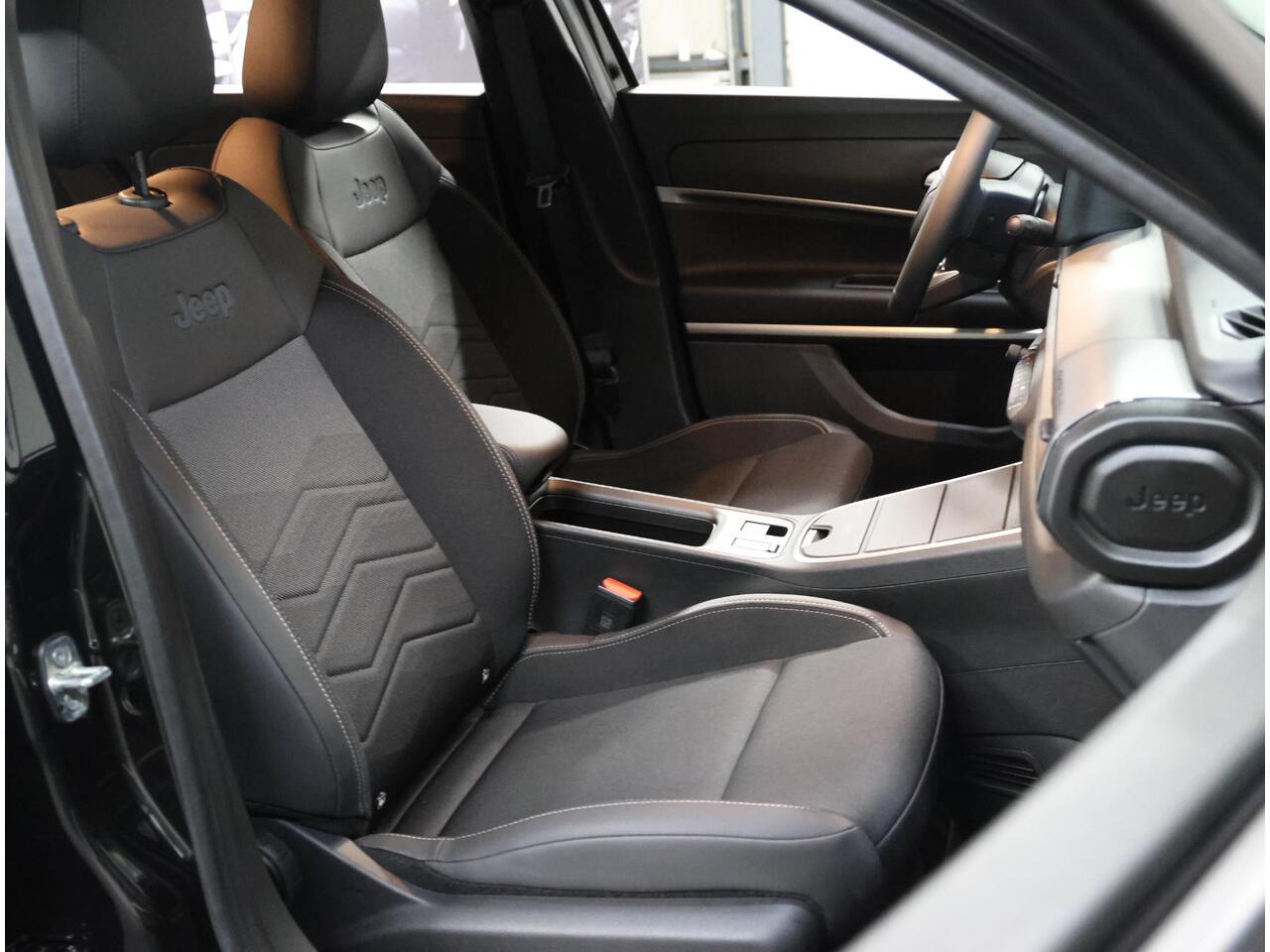 Jeep Avenger Altitude 54 kWh 156PK | 1ste eigenaar | ACCURAPPORT | AppleCarPlay/AndroidAuto | Climate Control | Adaptive Cruise Control | Camera | FULL LED | Navigatie | LMV | Parkeersensoren | Isofix |