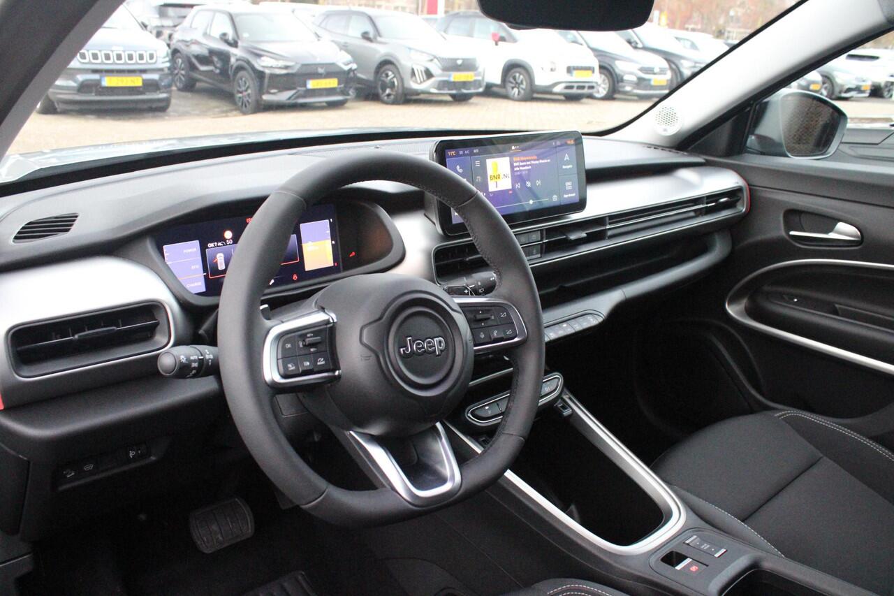 Jeep Avenger 1.2 110PK e-Hybrid SUMMIT | STOEL/VOORRUIT VERWARMING | DRAADLOZE APPLE CARPLAY/ANDROID AUTO | NAVIGATIE | ACHETRUITRIJ CAMERA | KEYLESS ENTRY/START | PARKEERSENSOREN VOOR EN ACHTER | ELEKTRISCH BEDIENBARE ACHTERKLEP | VERWARMBARE VOORRUIT/VOORSTOELEN | 1