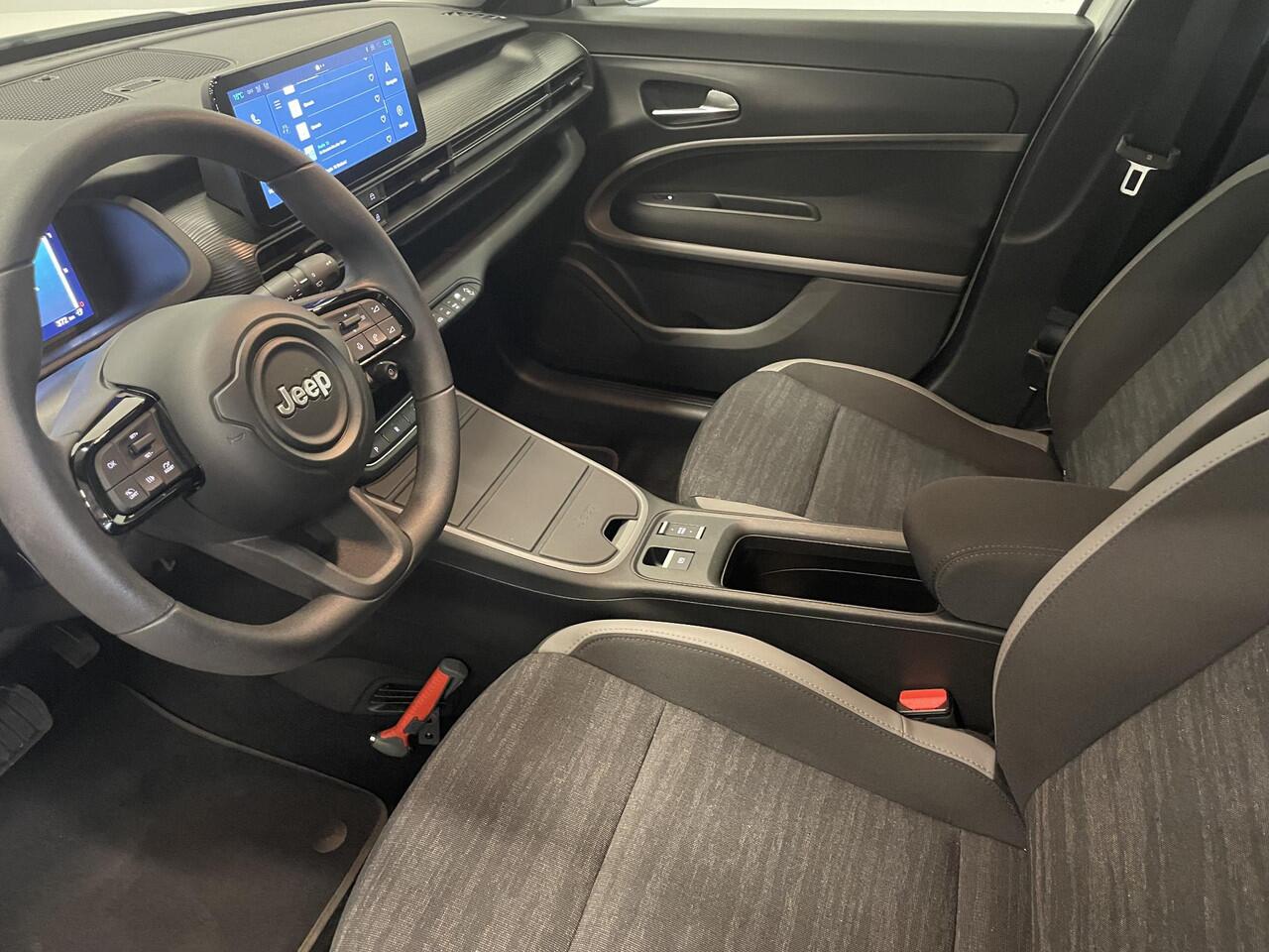 Jeep Avenger Longitude Automaat 54 kWh Navigatie Apple Carplay/Android Auto Climate Control Cruise Control Lichtmetalen Velgen Dab Keyless Parkeer Sensoren