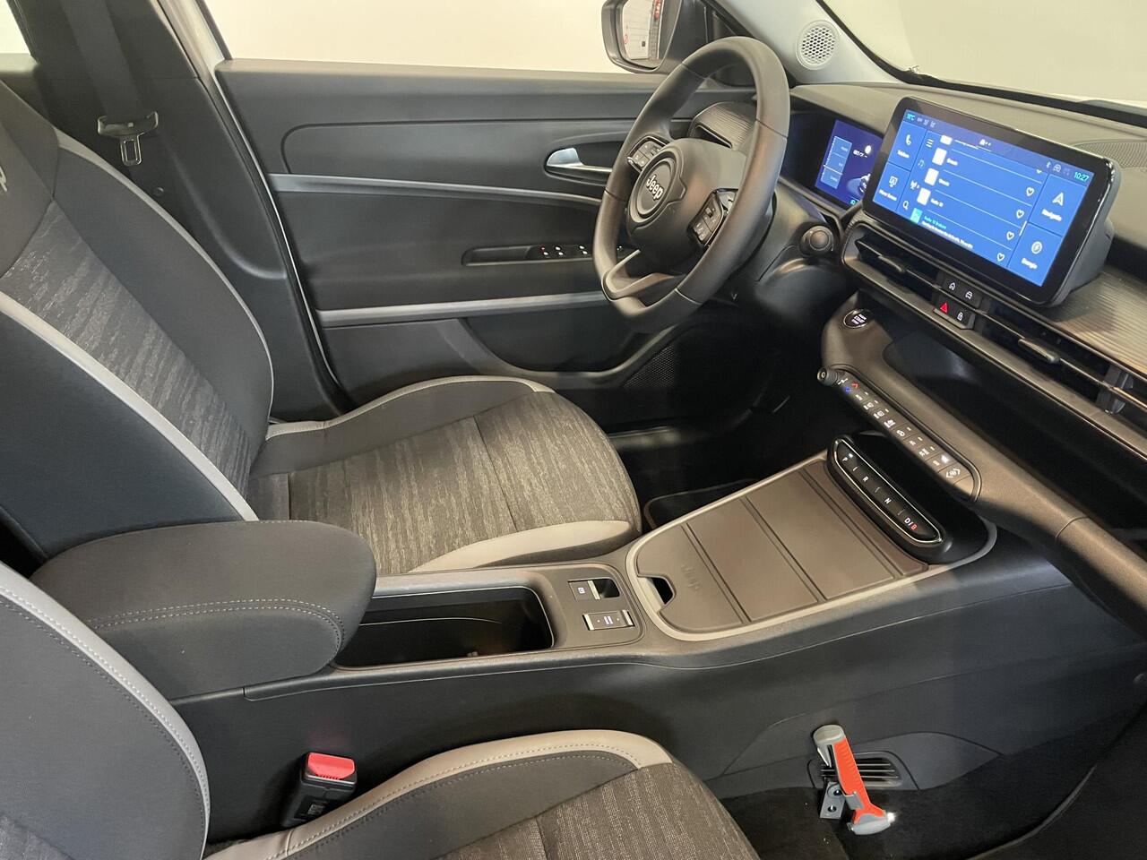 Jeep Avenger Longitude Automaat 54 kWh Navigatie Apple Carplay/Android Auto Climate Control Cruise Control Lichtmetalen Velgen Dab Keyless Parkeer Sensoren