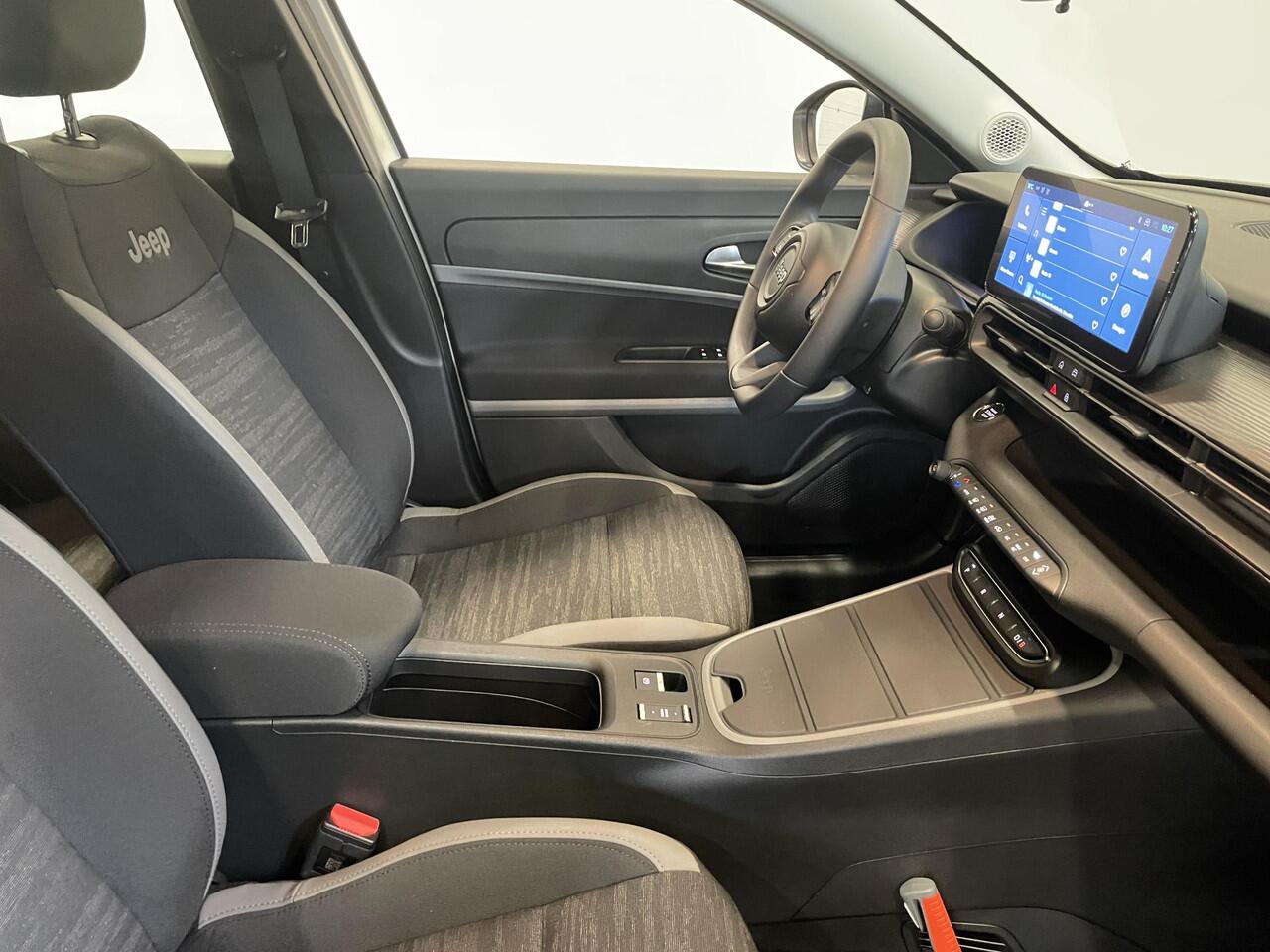 Jeep Avenger Longitude Automaat 54 kWh Navigatie Apple Carplay/Android Auto Climate Control Cruise Control Lichtmetalen Velgen Dab Keyless Parkeer Sensoren