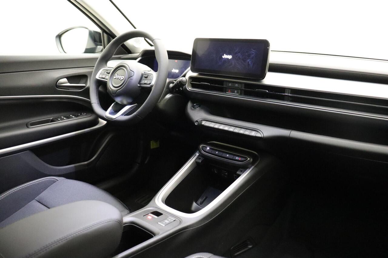 Jeep Avenger Summit 54 kWh | Navigatie | LED projector koplampen | Elektrische achterklep | 18'' lichtmetalen velgen | Camera | Stoelverwarming | Snel leverbaar!