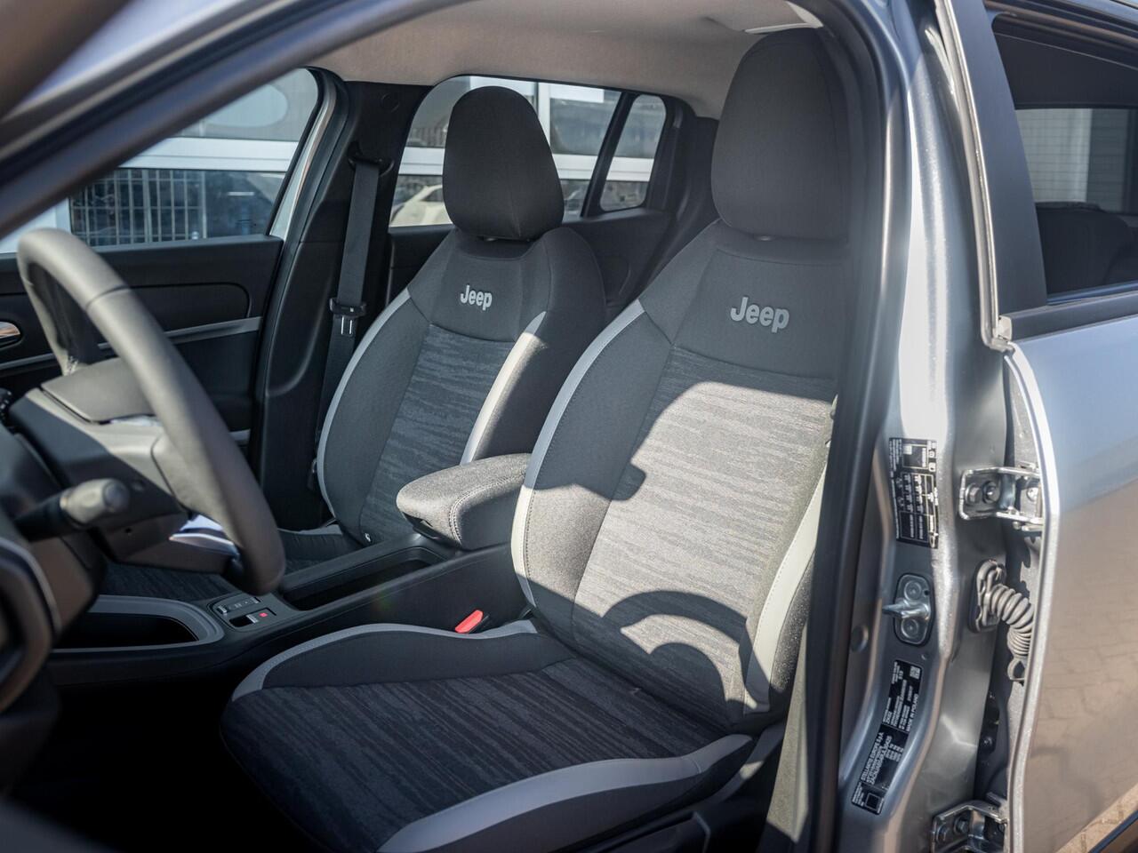 Jeep Avenger Business Edition 54 kWh | Uit voorraad leverbaar | 17% Bijtelling | Winter Pack | Warmtepomp | Apple Carplay | Clima | Keyless | Adapt. Cruise | 17" | Camera