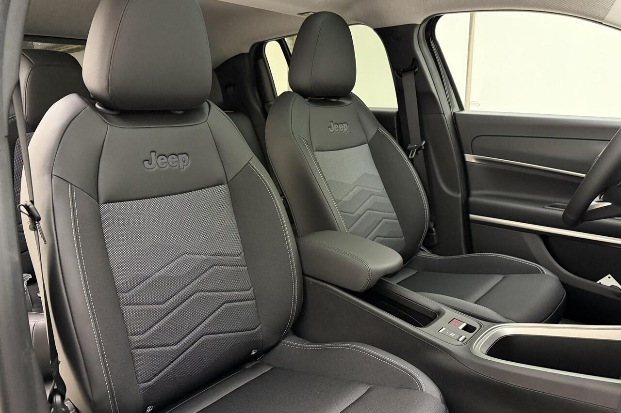 Jeep Avenger 1.2 e-Hybrid Summit Automaat | Navigatie | Elektrische achterklep | Panoramadak | Led koplampen | 18'' Licht metalen velgen | Stoelverwarming | Voorruitverwarming