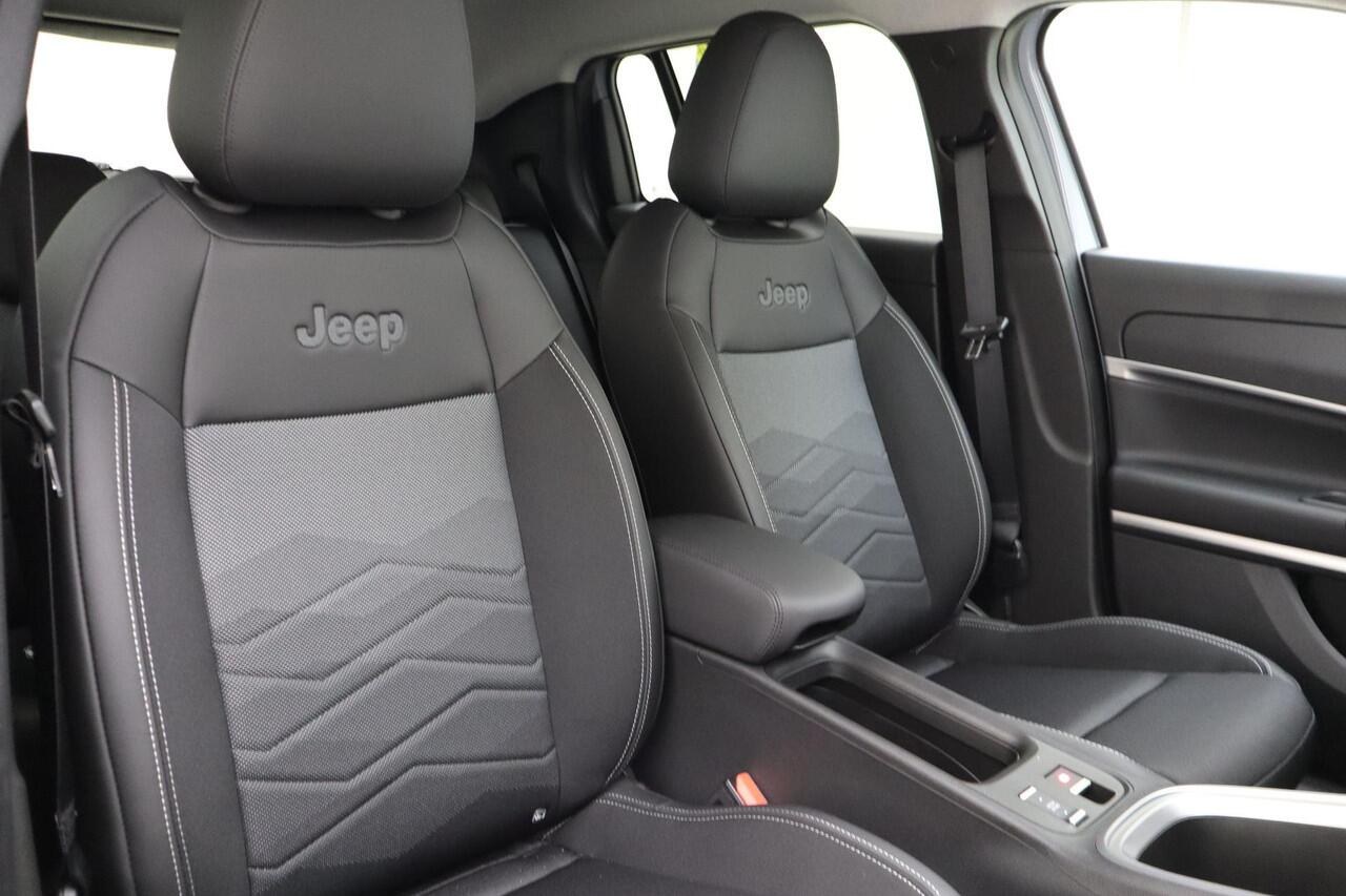 Jeep Avenger 1.2 e-Hybrid Summit | Automaat | Navigatie | Elektrische achterklep | Led koplampen | 18'' Licht metalen velgen | Two-tone lak |