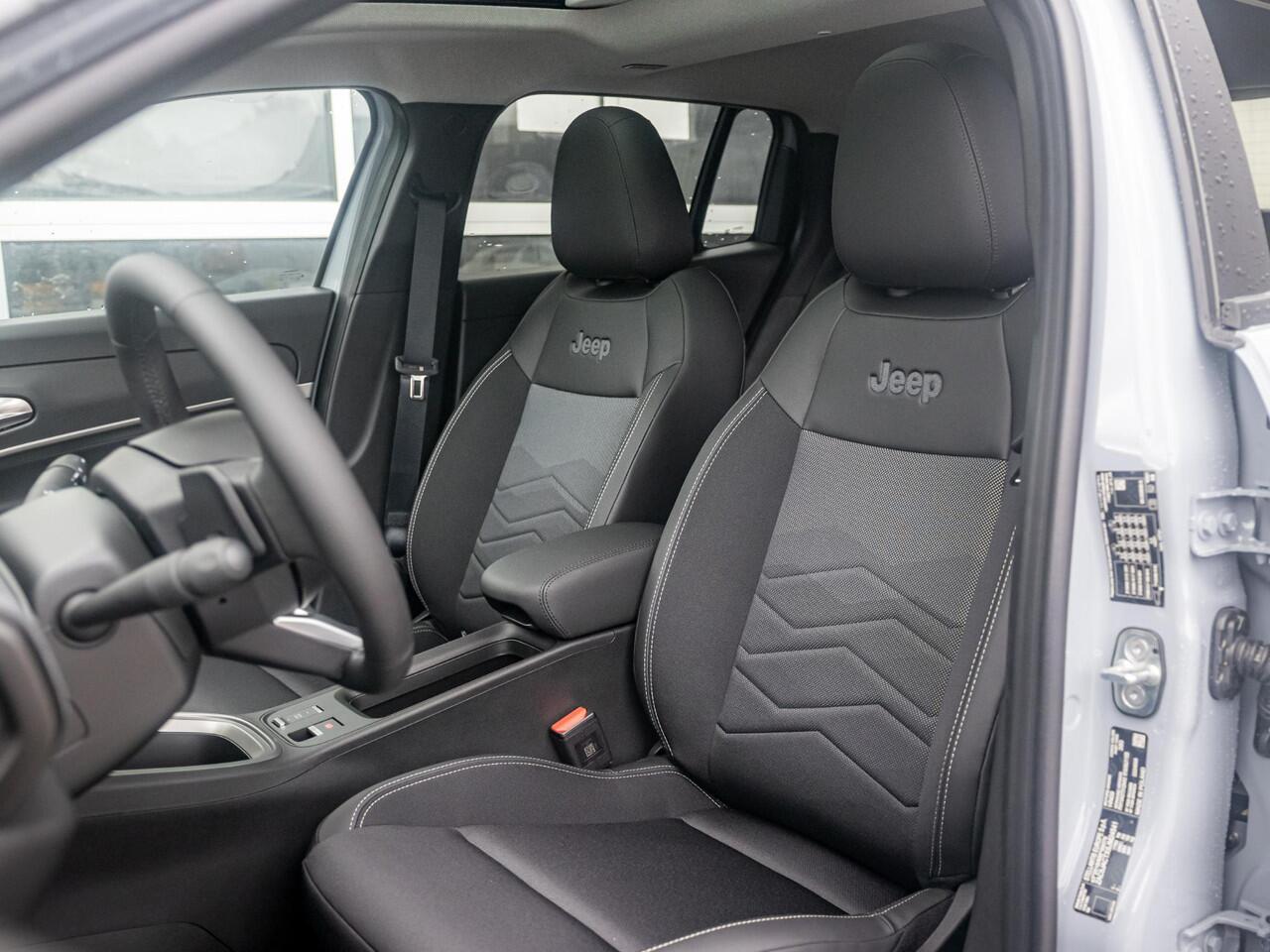 Jeep Avenger 1.2 e-Hybrid Summit | Uit voorraad leverbaar | Winter Pack | Schuif/Kanteldak | Infotaiment&Convenience Pack | Bicolore