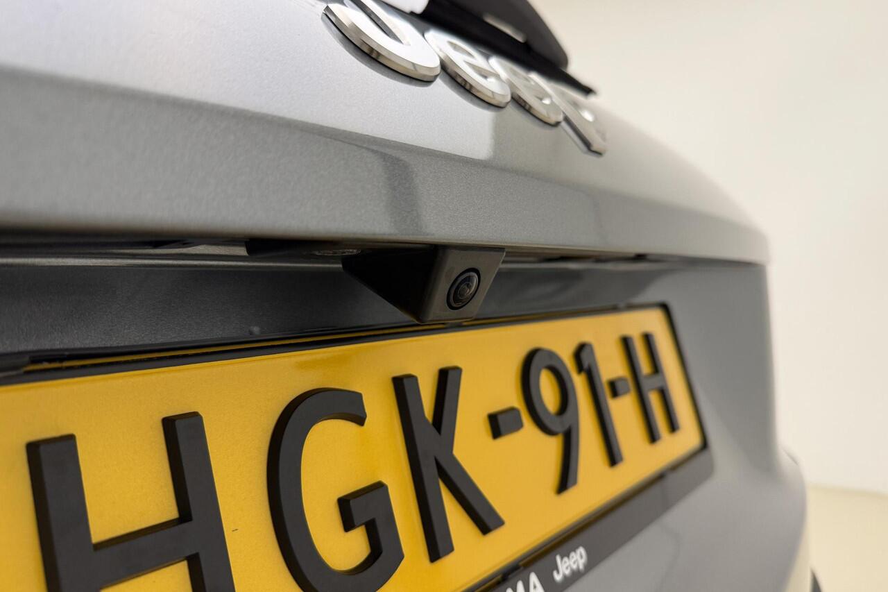 Jeep Avenger Summit 54 kWh | Stoelverwarming | 18'' lichtmetalen velgen | Elektrische achterklep | Navigatie | Two-tone lak | Verwarmde voorruit