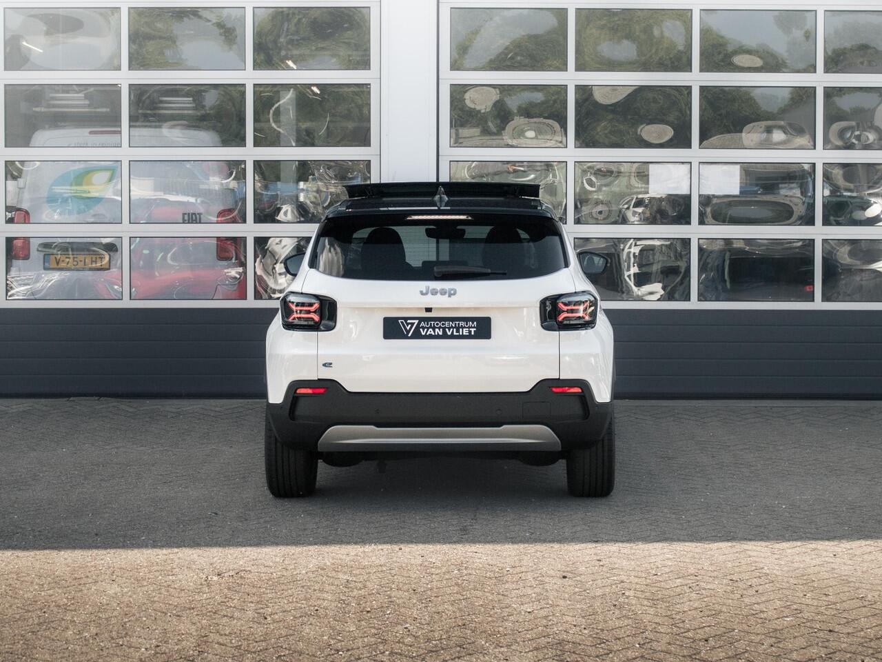 Jeep Avenger Summit 54 kWh | 17% Bijtelling | Schuif/Kanteldak | Leder&Winter Pack | Warmtepomp | Info&Convenience Pack