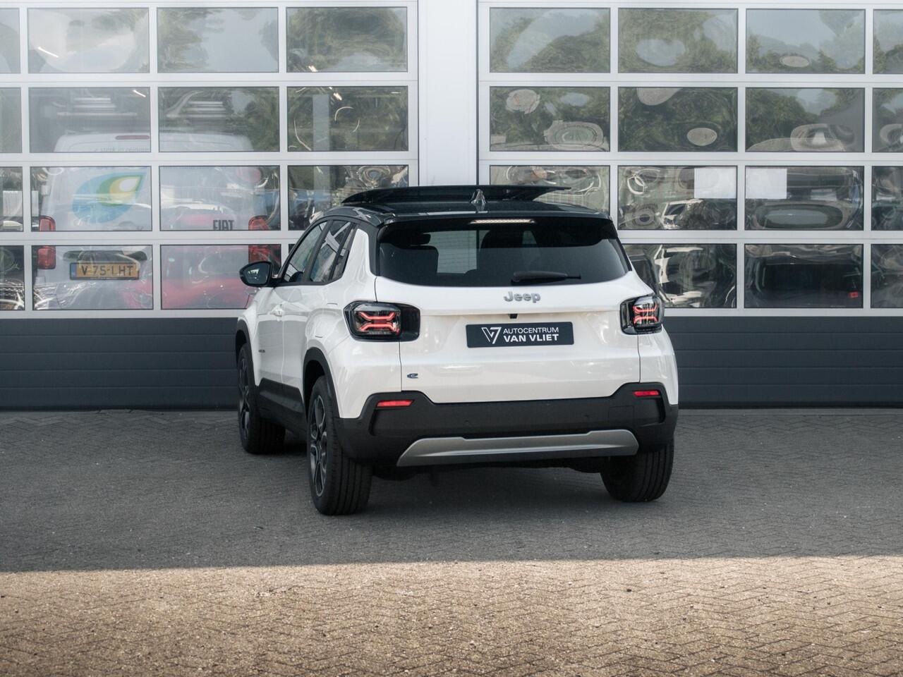 Jeep Avenger Summit 54 kWh | 17% Bijtelling | Schuif/Kanteldak | Leder&Winter Pack | Warmtepomp | Info&Convenience Pack