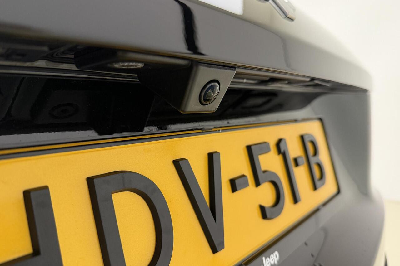 Jeep Avenger Summit 54 kWh | Navigatie | Camera | Keylee | Lichtmetalen velgen | Weinig kilometers | Electrische achterklep | Climate control | DAB Radio | Cruise control |