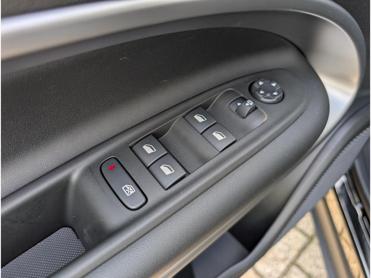 Jeep Avenger Summit 1.2 e-Hybrid 110pk e-DCS6 | STOELVERW. | KEYLESS | CAMERA | NAVI | APPLE CARPLAY / ANDROID AUTO