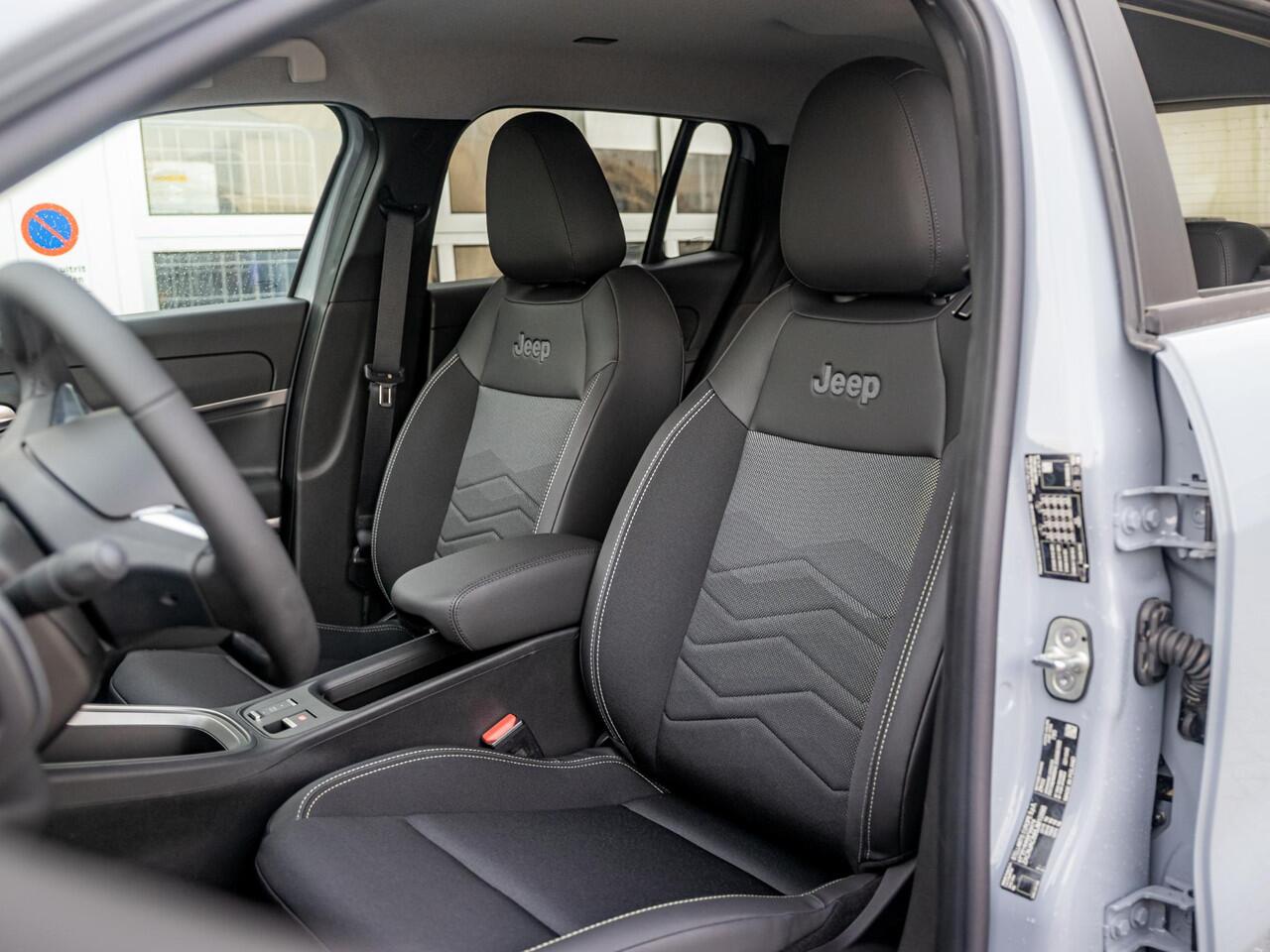 Jeep Avenger Summit 54 kWh | Infotainment&Convenience Pack | Warmtepomp | Winter Pack | Storm Grey