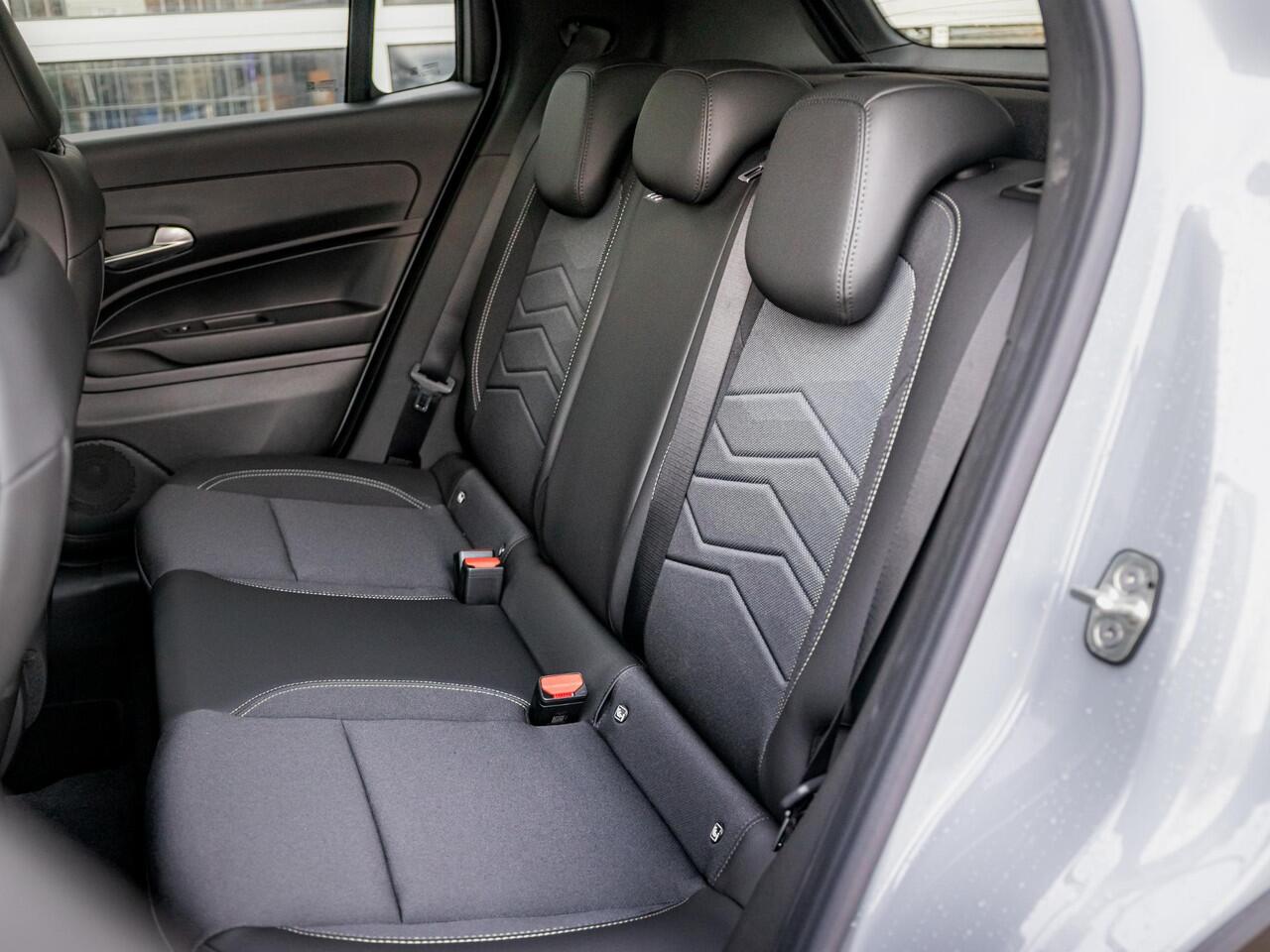 Jeep Avenger Summit 54 kWh | Infotainment&Convenience Pack | Warmtepomp | Winter Pack | Storm Grey