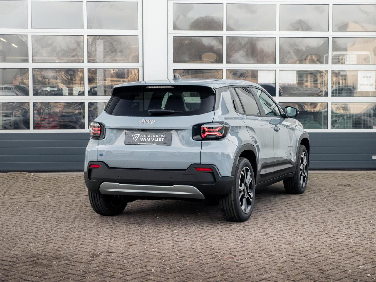 Jeep Avenger Summit 54 kWh | Infotainment&Convenience Pack | Warmtepomp | Winter Pack | Storm Grey