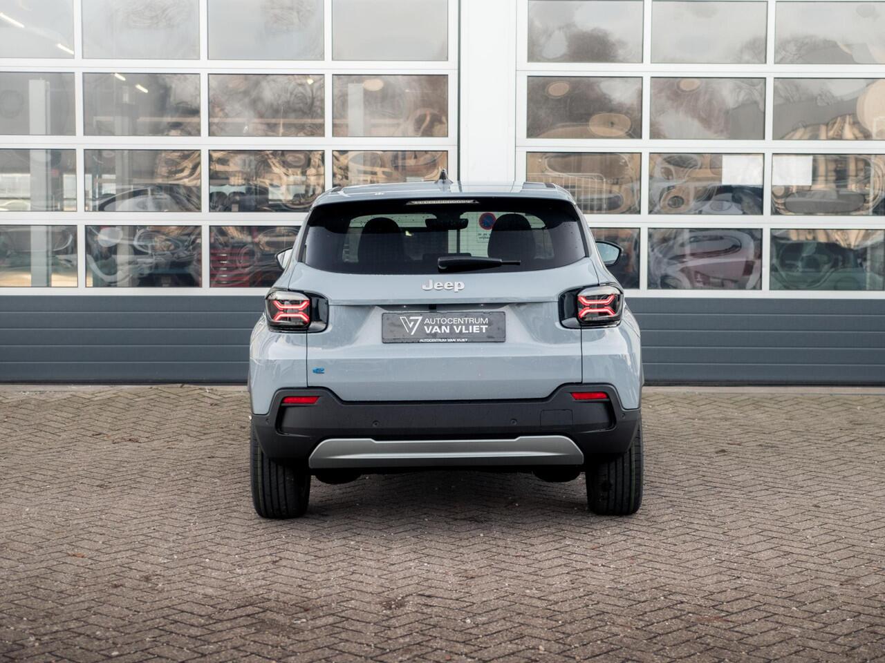 Jeep Avenger Summit 54 kWh | Infotainment&Convenience Pack | Warmtepomp | Winter Pack | Storm Grey