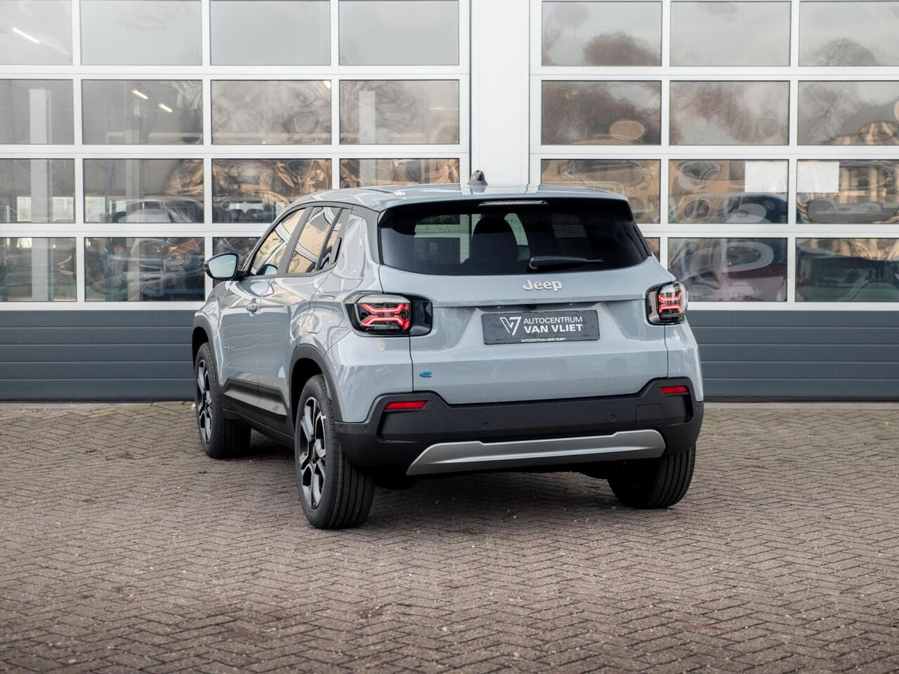 Jeep Avenger Summit 54 kWh | Infotainment&Convenience Pack | Warmtepomp | Winter Pack | Storm Grey