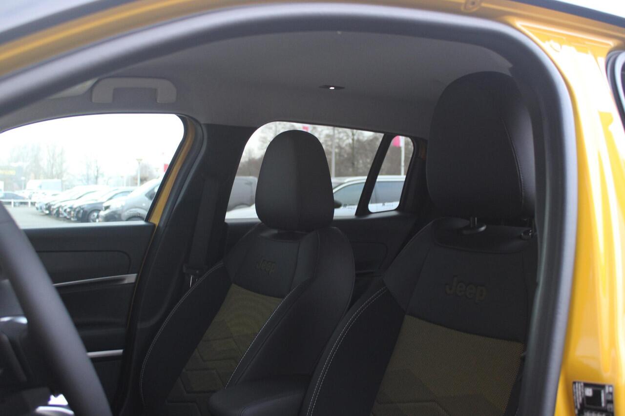 Jeep Avenger 1.2 110PK e-HYbrid SUMMIT | JBL PREMIUM AUDIO SYSTEEM | ACHTERUITRIJ CAMERA | STOEL VERWARMING | SFEERVERLICHTING | FULL LED KOPLAMPEN | 18" LICHTMETALEN VELGEN | DRAADLOZE TELEFOONLADER | DRAADLOZE APPLE CARPLAY/ANDROID AUTO | ADAPTIVE CRUISE CONTROL | P