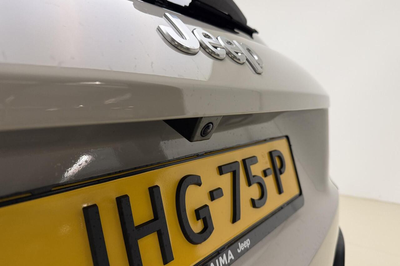 Jeep Avenger 1.2 e-Hybrid Summit | Navigatie | Automaat | 18'' lichtmetalen velgen | Two-tone lak | JBL audio | Elektrische achterklep | LED | Sfeerverlichting