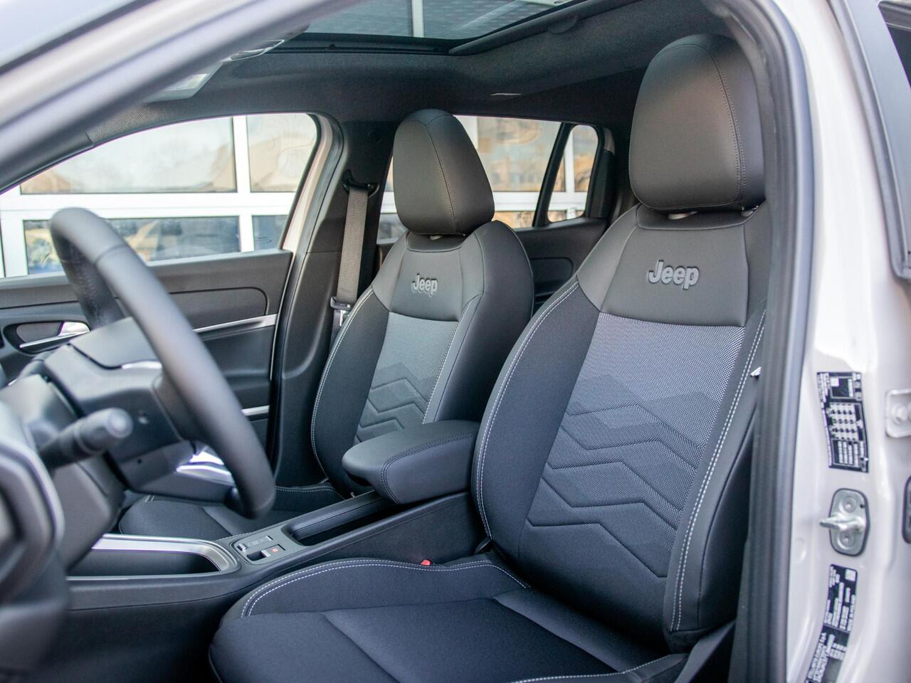 Jeep Avenger Summit 54 kWh | Uit voorraad leverbaar | Schuif/Kanteldak | Winter Pack | Infotainment&Convenience Pack | Warmtepomp