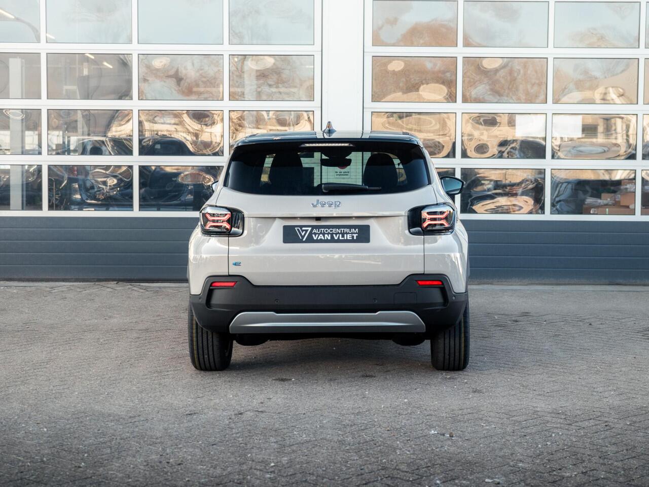 Jeep Avenger Summit 54 kWh | Uit voorraad leverbaar | Schuif/Kanteldak | Winter Pack | Infotainment&Convenience Pack | Warmtepomp