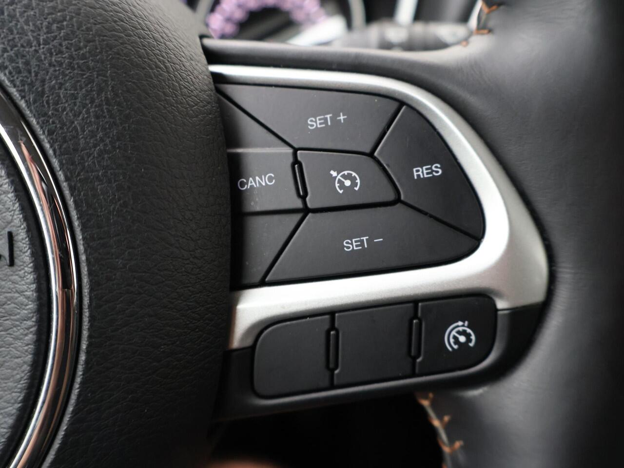 Jeep COMPASS 1.4 MultiAir Longitude | 140pk | Multifunctioneel stuurwiel | Cruise control | Speedlimiter | Spraakbediening | Automatische verlichting | Deurvergrendeling | Climate | Dab+ | Bluetooth | Navigatie | Achteruitrijcamera | Lm17'' |