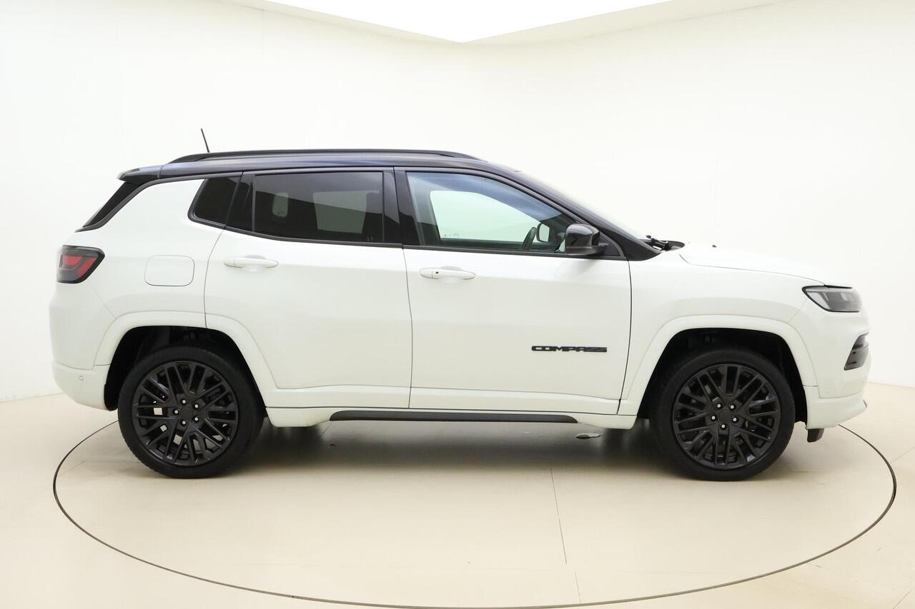 Jeep COMPASS 4xe 240 Plug-in Hybrid Electric S Automaat | Navigatie | Lederen bekleding | Camera | Keyless | Zwart dak | Dakrails | Lichtmetalen velgen black | Climate control