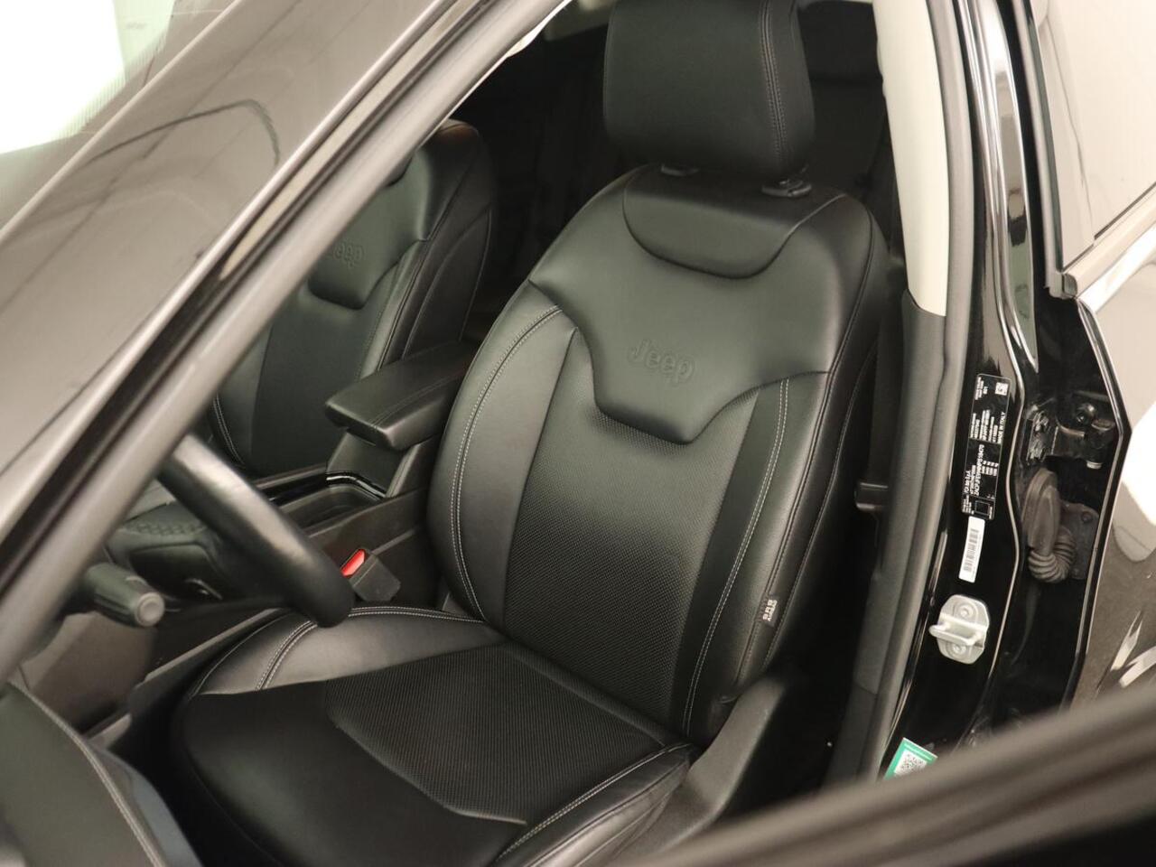 Jeep COMPASS 4xe 240 Plug-in Hybrid Electric S | Leder | Stoel & stuurverwarming | Adaptive cruise | Camera | Carplay | Keyless | Elektrische stoelen | 19'' | Digital Cockpit | Navigatie | PHEV | Plug In