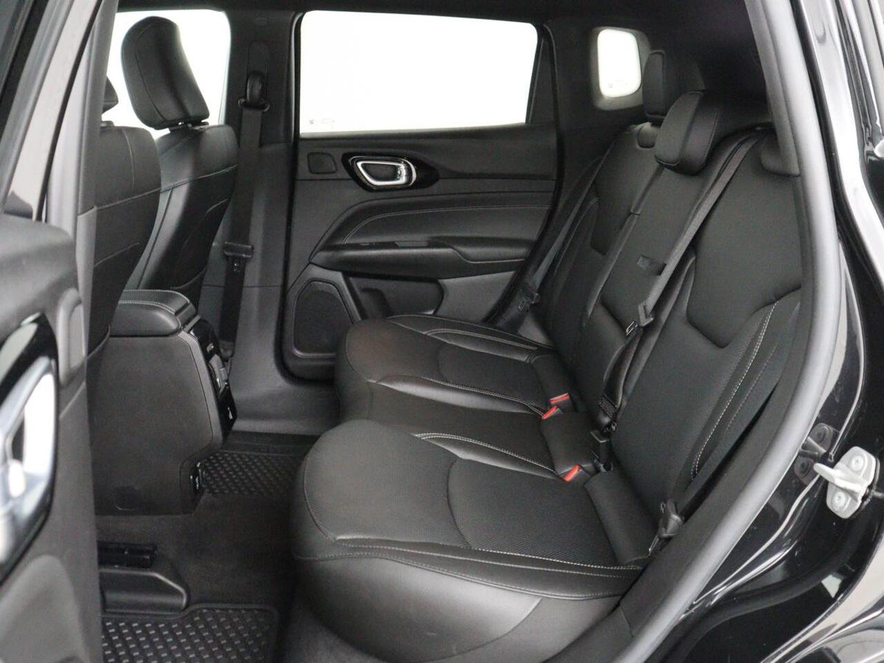 Jeep COMPASS 4xe 240 Plug-in Hybrid Electric S | Stoel & stuurverwarming | Trekhaak | Adaptive cruise | 360 Camera | Leder | Full LED | Carplay | 19'' | Keyless | Navigatie | PHEV