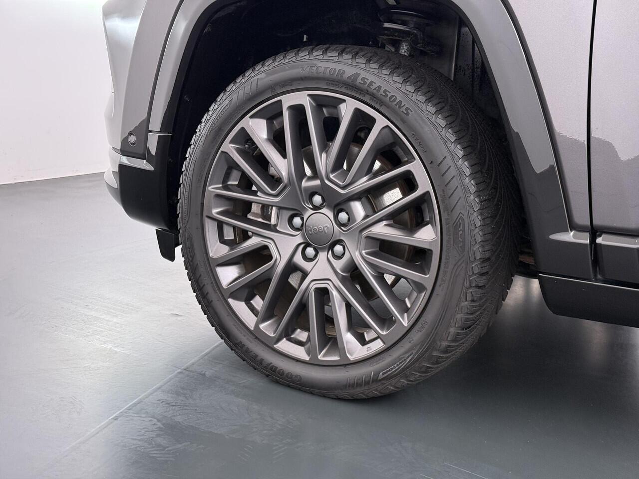 Jeep COMPASS 1.3T 4 x e 240 | 80th Anniversary VAN ¤ 26.900,- VOOR ¤24.440,- UW LENTEVOORDEEL ¤ 2.460,-! | PHEV 4WD| STOEL + STUURVERWARMING| ADAPTIVE CRUISE CONTROL| ACHTERUITRIJCAMERA| ELEKTRISCHE STOELEN| KEYLESS| 19 INCH! |SUPER COMPLEET UITGEVOERD! |