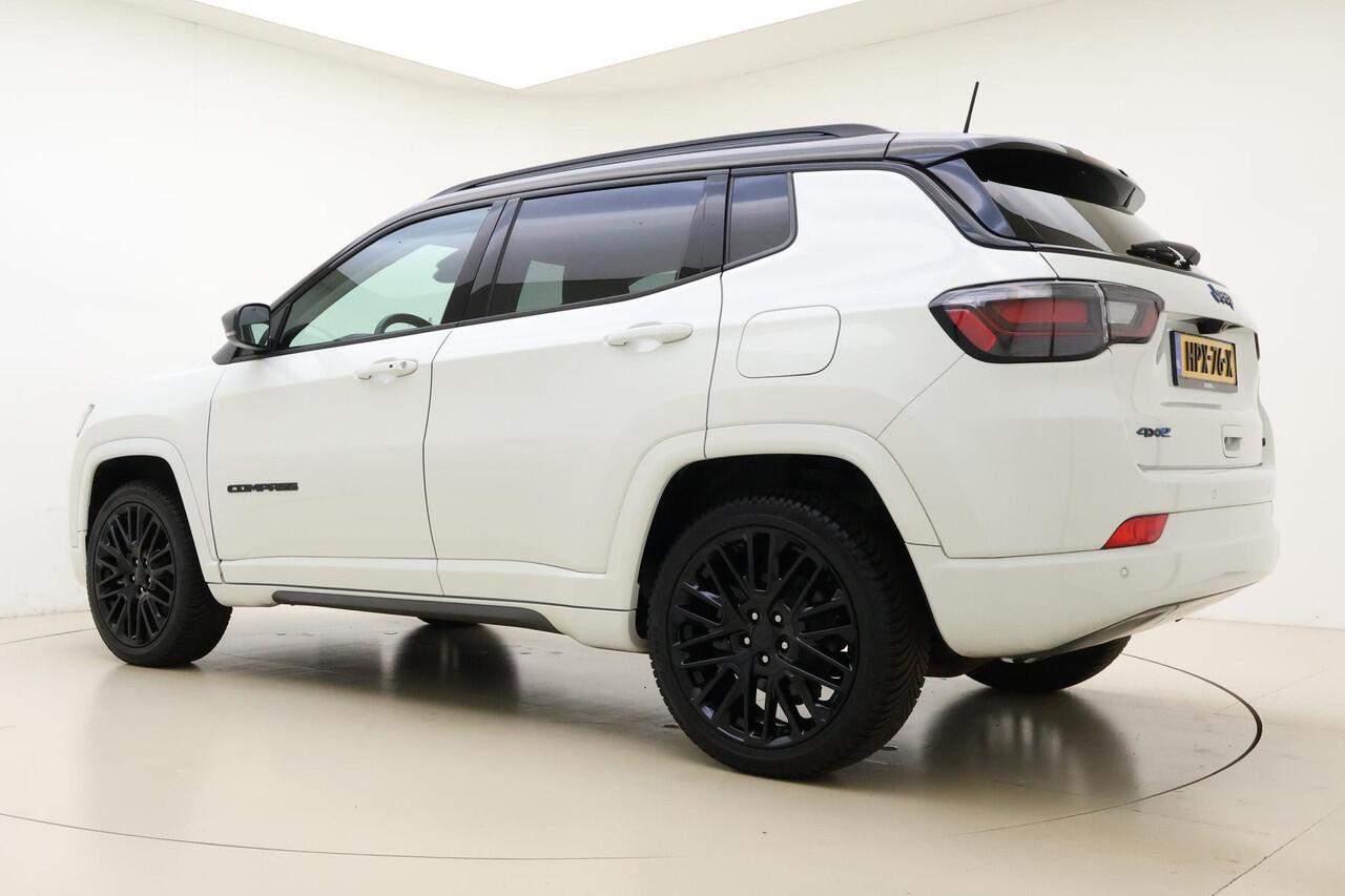 Jeep COMPASS 4xe 240 Plug-in Hybrid Electric S Automaat | Navigatie | Lederen bekleding | Camera | Keyless | Zwart dak | Dakrails | Lichtmetalen velgen black | Climate control