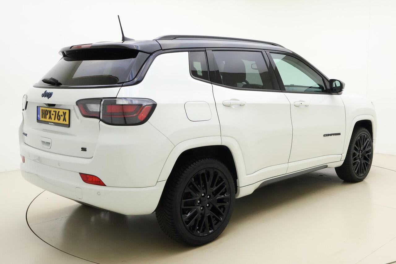 Jeep COMPASS 4xe 240 Plug-in Hybrid Electric S Automaat | Navigatie | Lederen bekleding | Camera | Keyless | Zwart dak | Dakrails | Lichtmetalen velgen black | Climate control