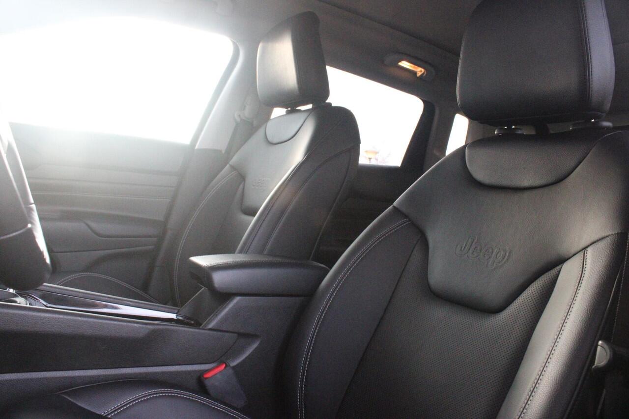 Jeep COMPASS 4xe 240PK Plug-in Hybrid ELECTRIC S | PANORAMSICH SCHUIF/KANTEL DAK | STOEL/STUUR VERWARMING | ALL SEASON BANDEN | 19" LICHTMETALEN VELGEN "GLOSSY BLACK" | ELEKTRISCH BEDIENBARE BESTUURDERSSTOEL | LEDEREN BEKLEDING | ADAPTIVE CRUISE CONTROL | NAVIGATIE | 