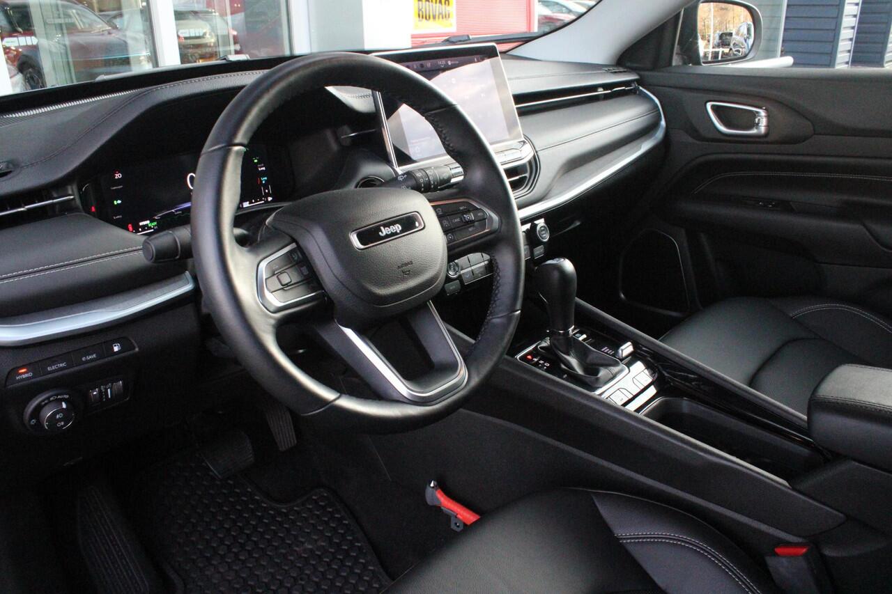 Jeep COMPASS 4xe 240PK Plug-in Hybrid ELECTRIC S | PANORAMSICH SCHUIF/KANTEL DAK | STOEL/STUUR VERWARMING | ALL SEASON BANDEN | 19" LICHTMETALEN VELGEN "GLOSSY BLACK" | ELEKTRISCH BEDIENBARE BESTUURDERSSTOEL | LEDEREN BEKLEDING | ADAPTIVE CRUISE CONTROL | NAVIGATIE | 