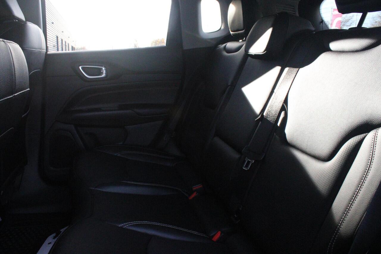 Jeep COMPASS 4xe 240PK Plug-in Hybrid ELECTRIC S | PANORAMSICH SCHUIF/KANTEL DAK | STOEL/STUUR VERWARMING | ALL SEASON BANDEN | 19" LICHTMETALEN VELGEN "GLOSSY BLACK" | ELEKTRISCH BEDIENBARE BESTUURDERSSTOEL | LEDEREN BEKLEDING | ADAPTIVE CRUISE CONTROL | NAVIGATIE | 