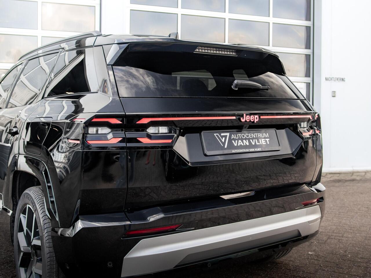 Jeep COMPASS First Edition 74 kWh | Adapt. Cruise | Camera | Carplay | 20" | Elektr. A-Klep | Navi | Winter Pack | Schuif/Kanteldak | Premium Pack | Conv. Pack | Warmtepomp