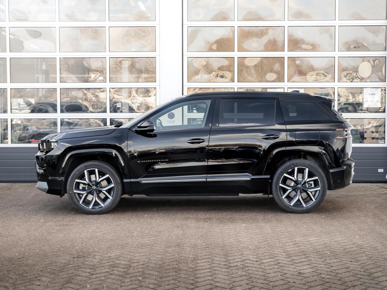 Jeep COMPASS First Edition 74 kWh | Adapt. Cruise | Camera | Carplay | 20" | Elektr. A-Klep | Navi | Winter Pack | Schuif/Kanteldak | Premium Pack | Conv. Pack | Warmtepomp