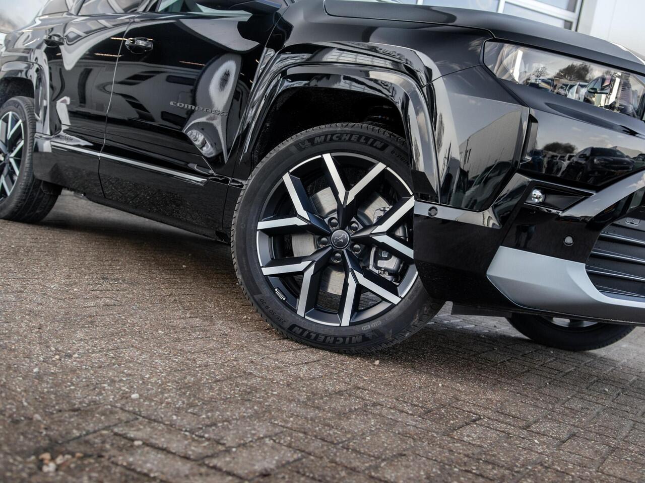 Jeep COMPASS First Edition 74 kWh | Adapt. Cruise | Camera | Carplay | 20" | Elektr. A-Klep | Navi | Winter Pack | Schuif/Kanteldak | Premium Pack | Conv. Pack | Warmtepomp